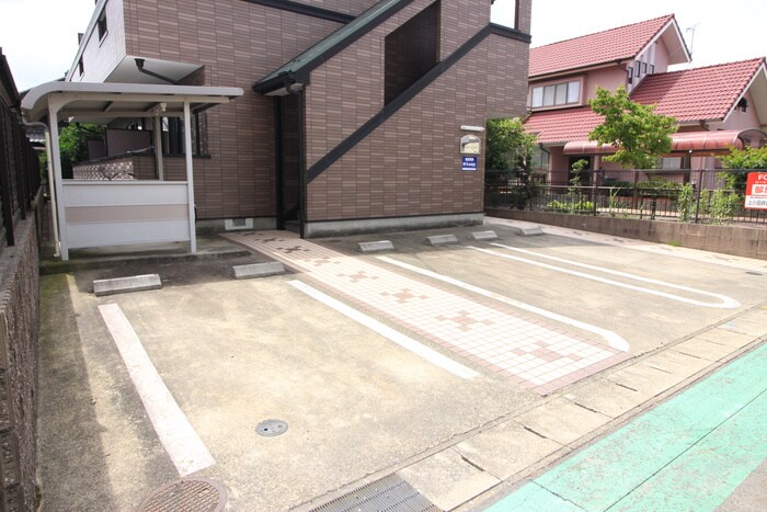 物件外観写真3　(駐車場)