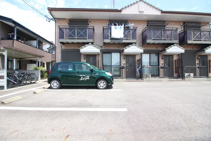 物件外観写真4　(駐車場)