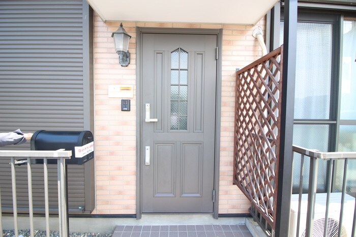 物件外観写真6　(エントランス部分)