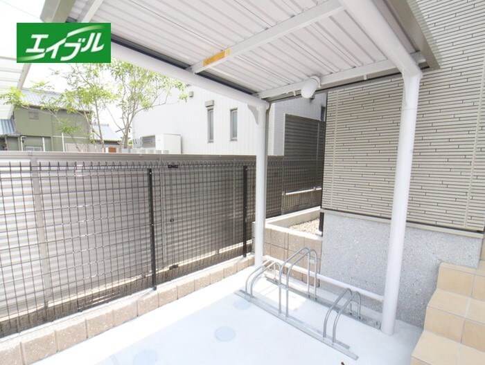 物件外観写真3　(駐輪場)