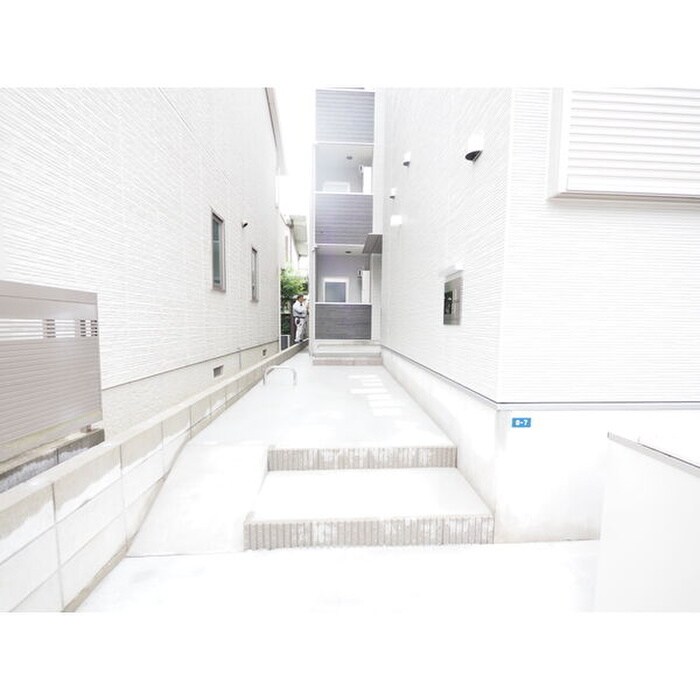 物件外観写真4　(エントランス部分)