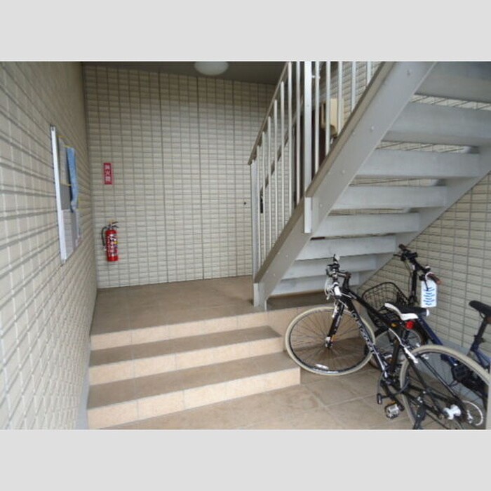 物件外観写真4　(エントランス部分)