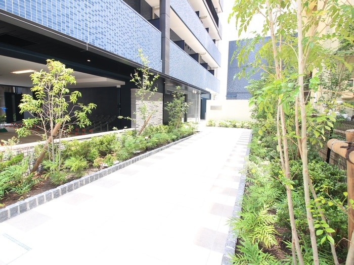 物件外観写真6　(エントランス部分)