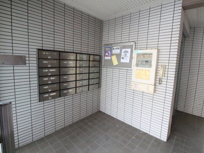 物件外観写真4　(エントランス部分)