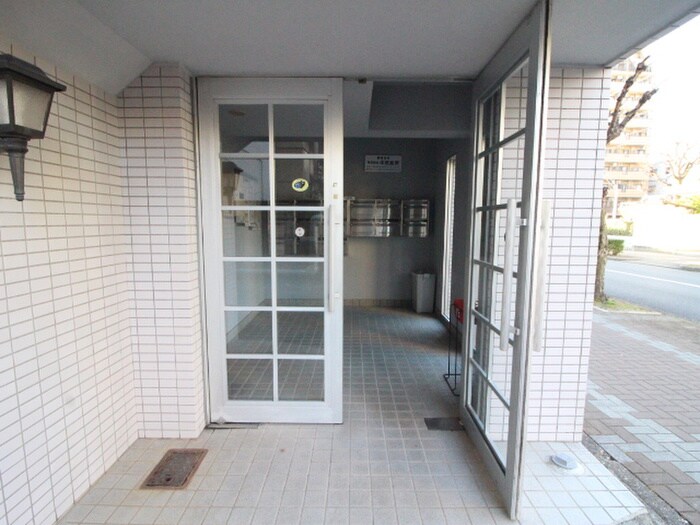 物件外観写真3　(エントランス部分)