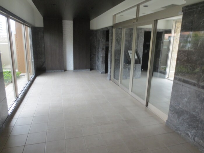 物件外観写真4　(エントランス部分)