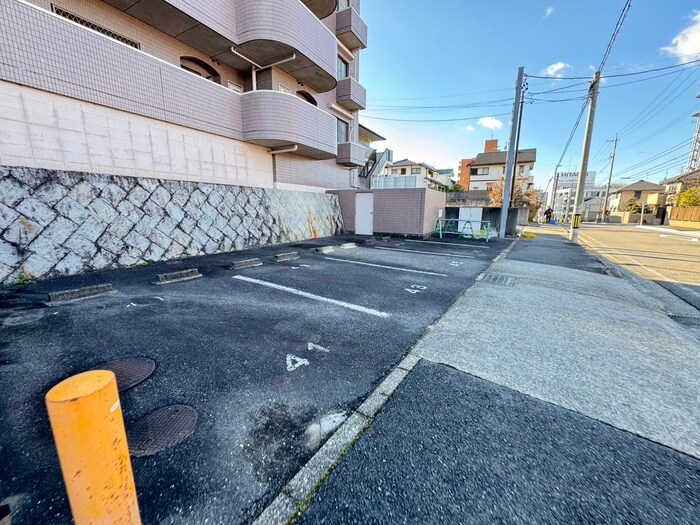 物件外観写真4　(駐車場)