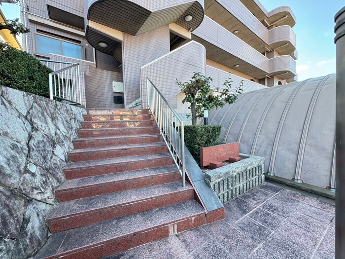 物件外観写真6　(エントランス部分)