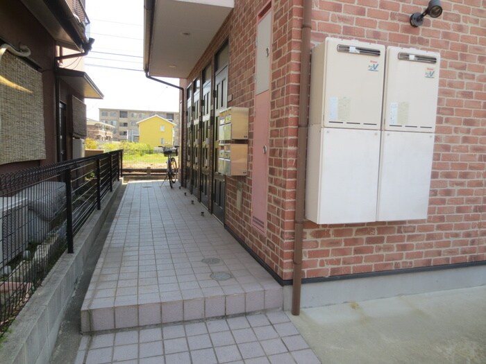 物件外観写真3　(エントランス部分)