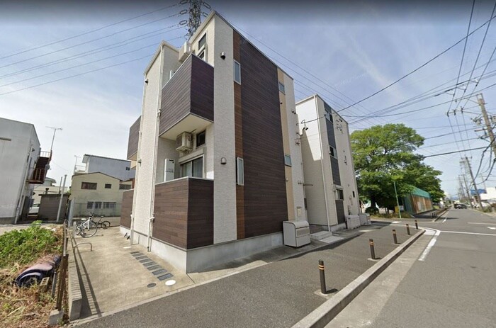 物件外観写真2　(エントランス部分)