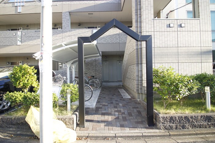 物件外観写真4　(エントランス部分)