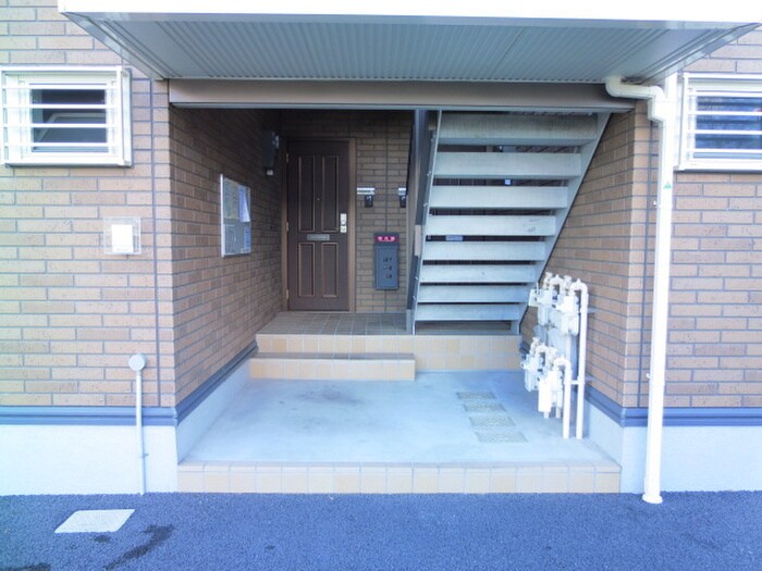 物件外観写真4　(エントランス部分)