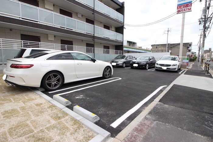 物件外観写真2　(駐車場)