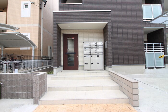 物件外観写真3　(エントランス部分)