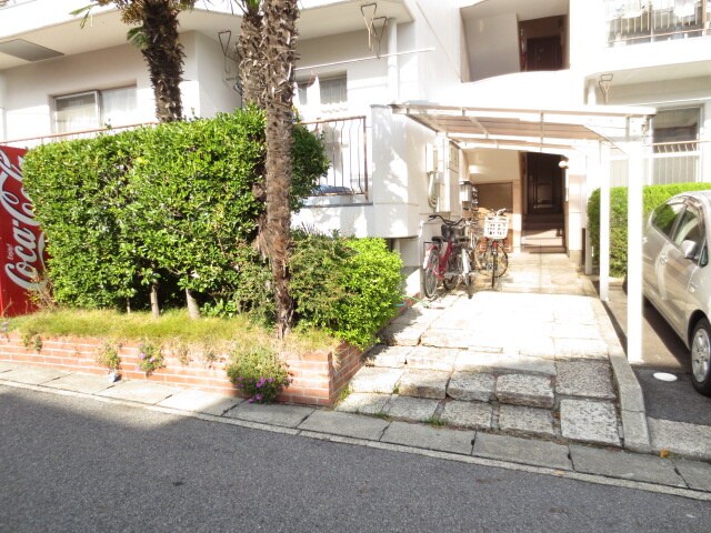 物件外観写真3　(エントランス部分)