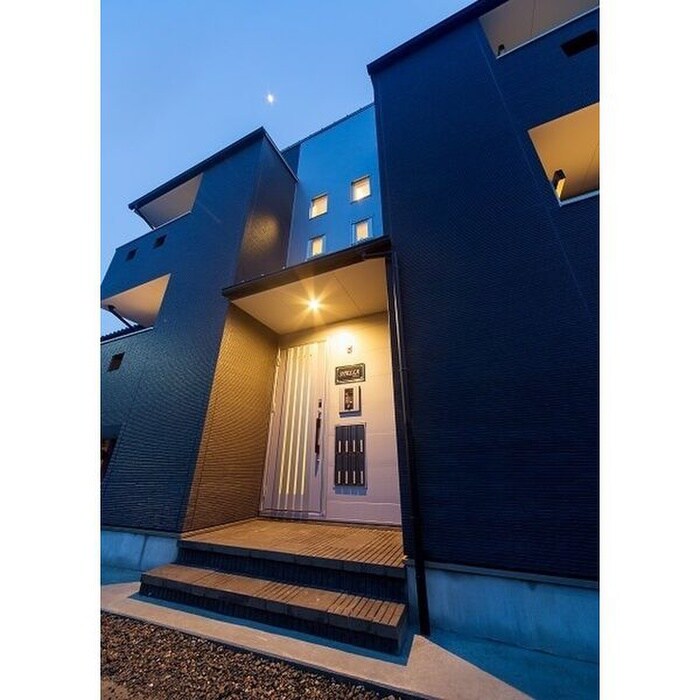 物件外観写真4　(エントランス部分)