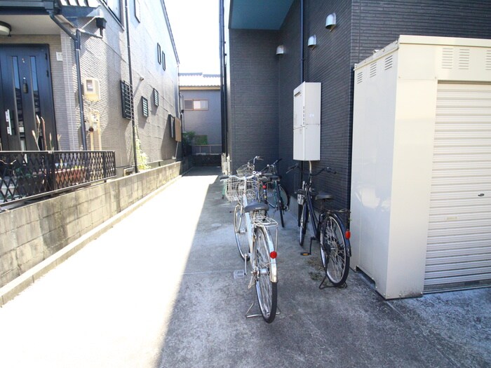 物件外観写真4　(駐輪場)