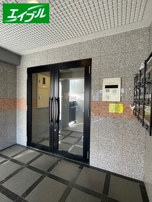 物件外観写真2　(エントランス部分)