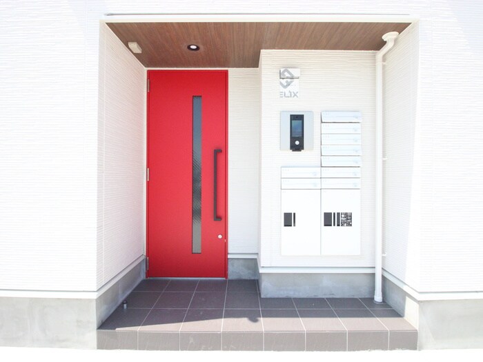 物件外観写真4　(エントランス部分)