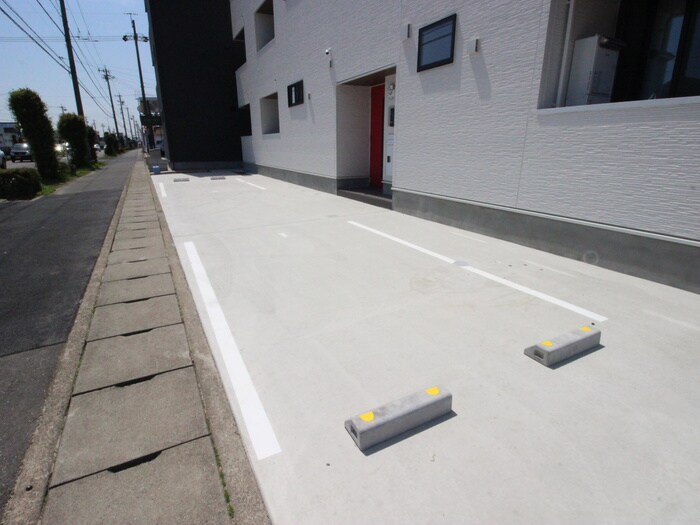 物件外観写真6　(駐車場)