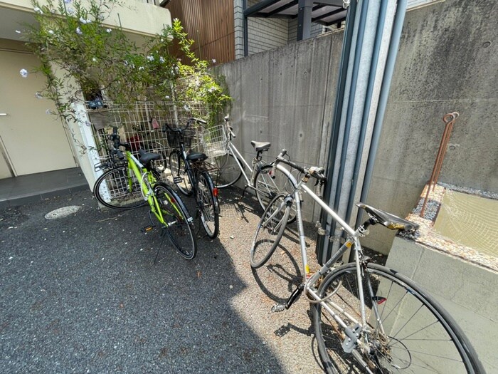 物件外観写真2　(駐輪場)