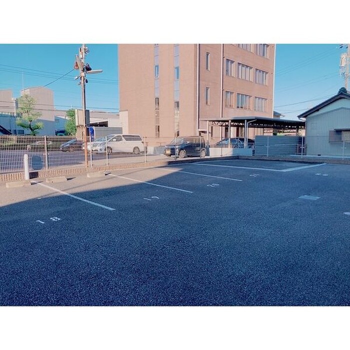 物件外観写真5　(駐車場)