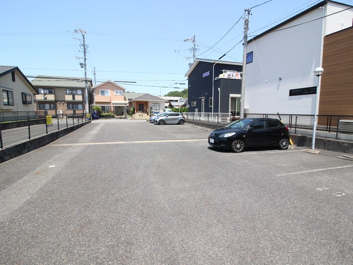 物件外観写真3　(駐車場)