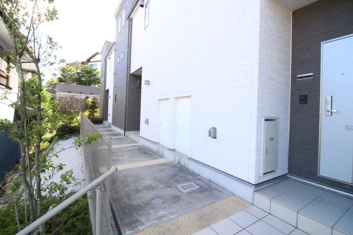 物件外観写真4　(エントランス部分)