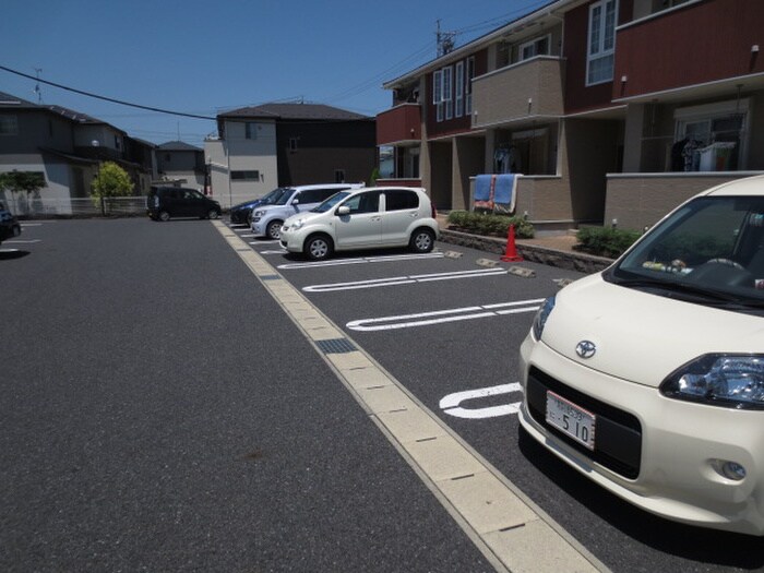 物件外観写真3　(駐車場)