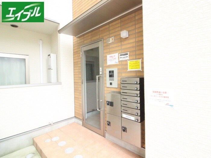 物件外観写真3　(エントランス部分)