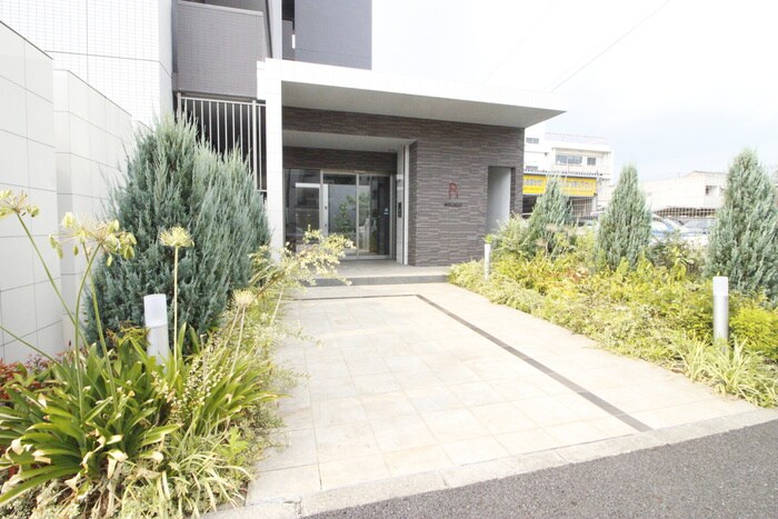 物件外観写真3　(エントランス部分)