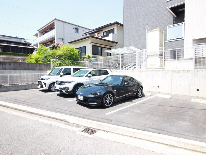 物件外観写真5　(駐車場)