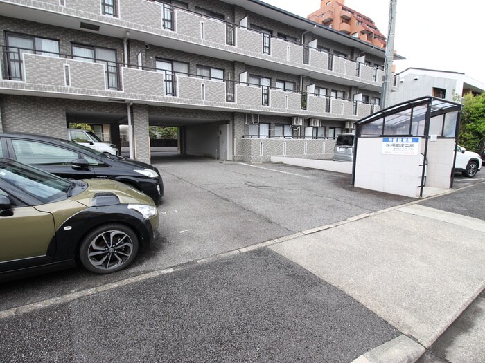 物件外観写真6　(駐車場)