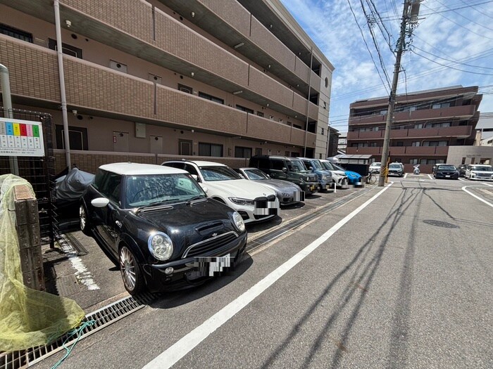物件外観写真6　(駐車場)