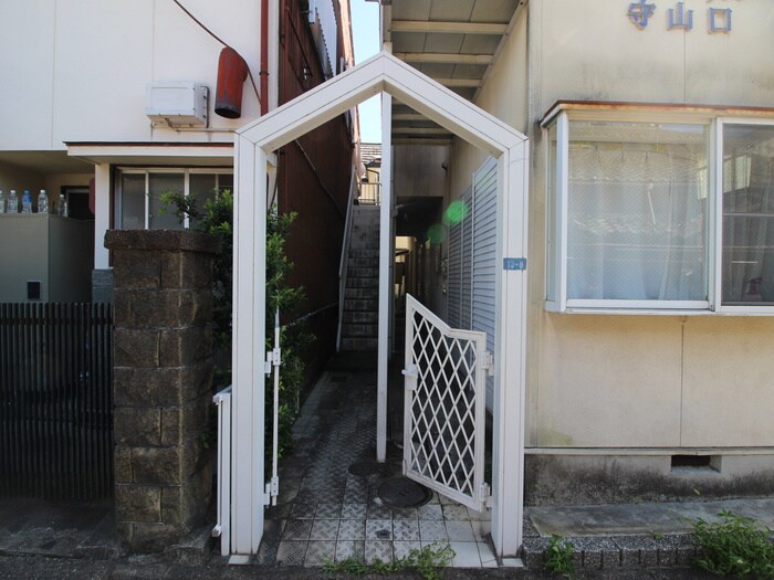 物件外観写真4　(エントランス部分)