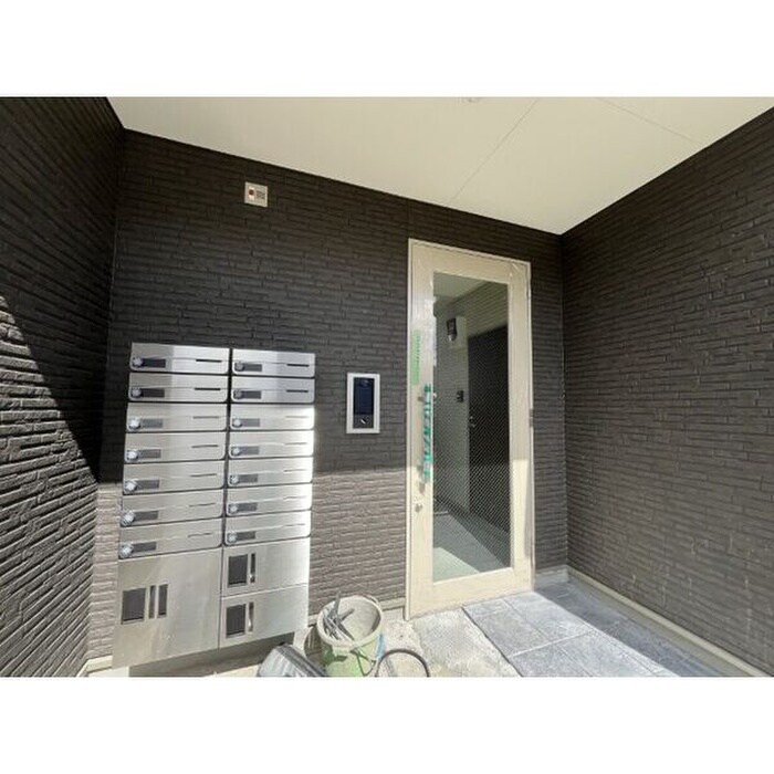 物件外観写真3　(エントランス部分)