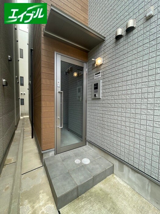 物件外観写真3　(エントランス部分)