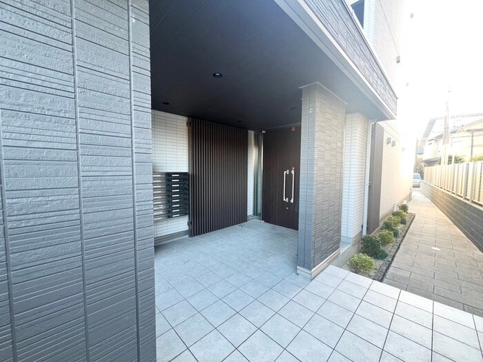 物件外観写真4　(エントランス部分)