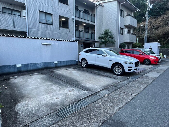 物件外観写真5　(駐車場)