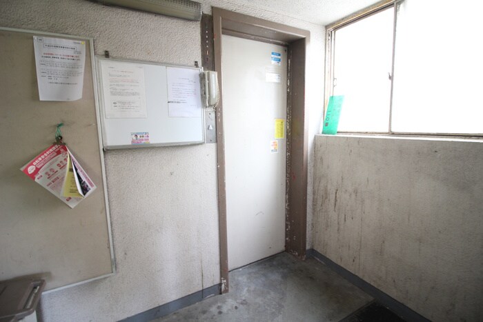 物件外観写真6　(エントランス部分)