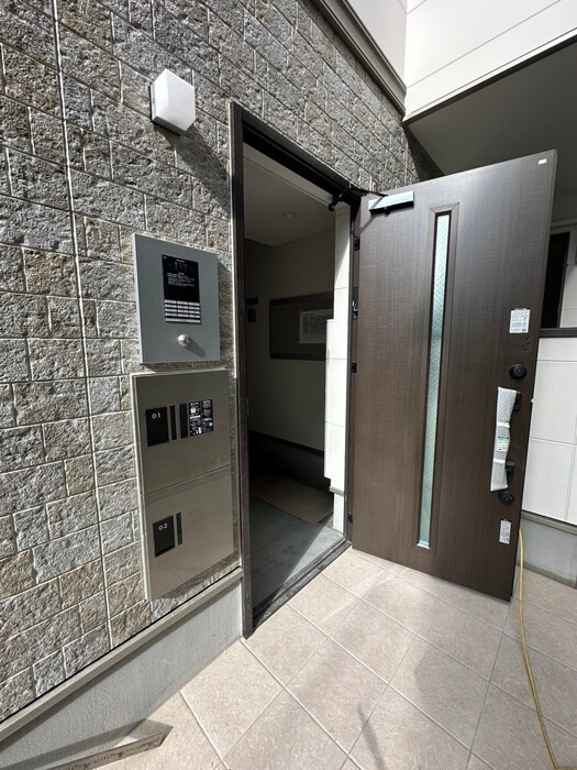 物件外観写真4　(エントランス部分)