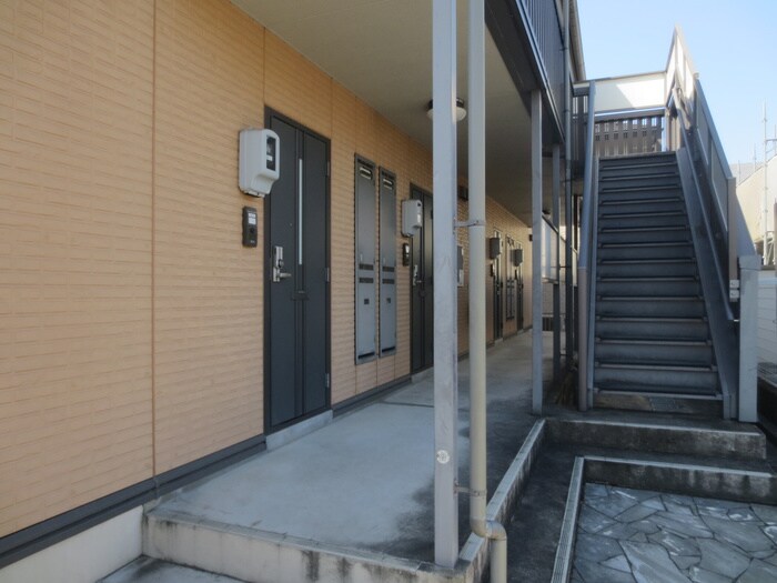 物件外観写真6　(エントランス部分)