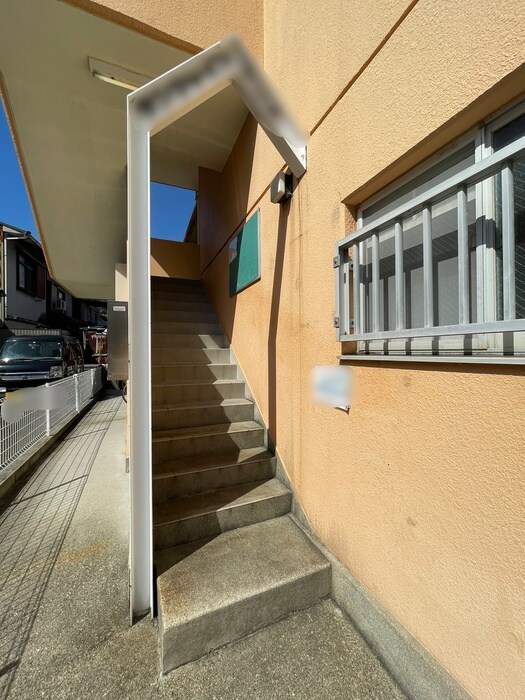 物件外観写真3　(エントランス部分)