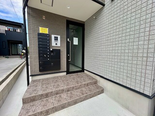 物件外観写真3　(エントランス部分)