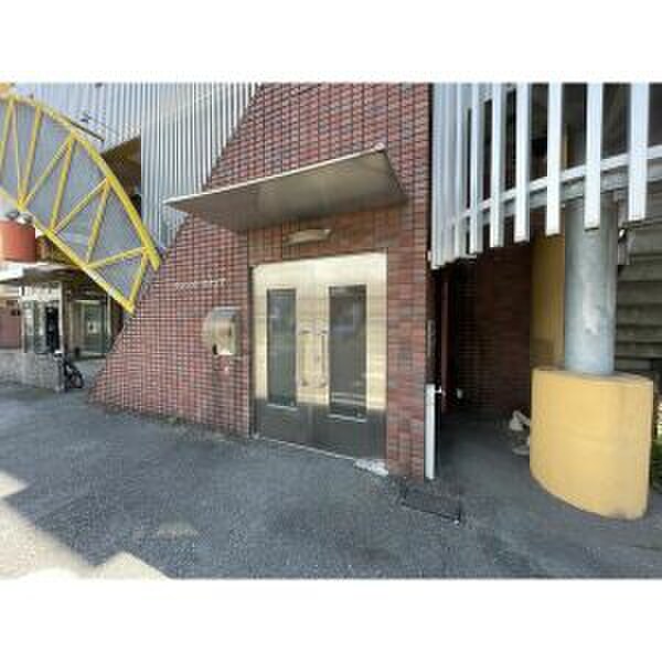 物件外観写真2　(エントランス部分)