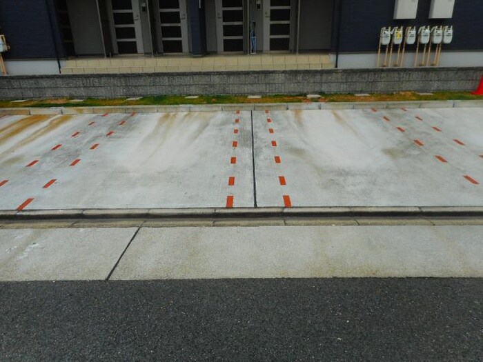 物件外観写真2　(駐車場)