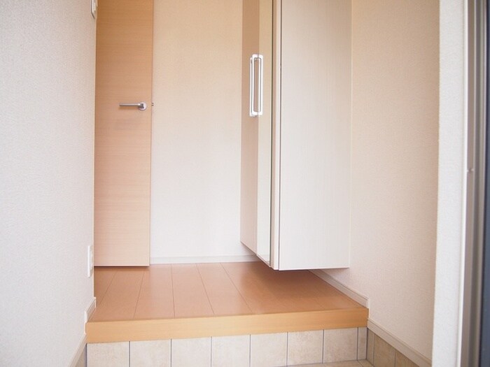 物件内観写真4　(玄関)