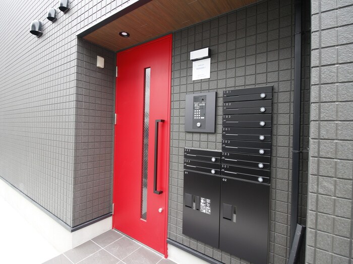 物件外観写真2　(エントランス部分)