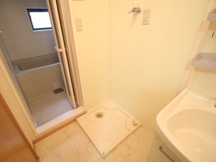 物件内観写真14　(洗濯機置場)