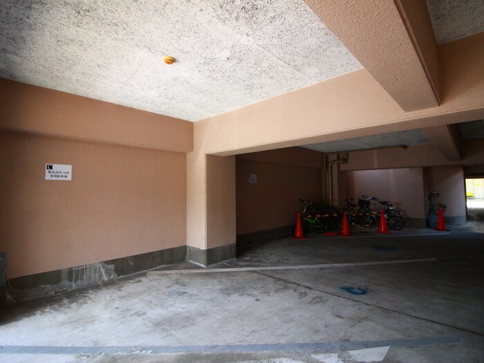 物件外観写真2　(駐車場)